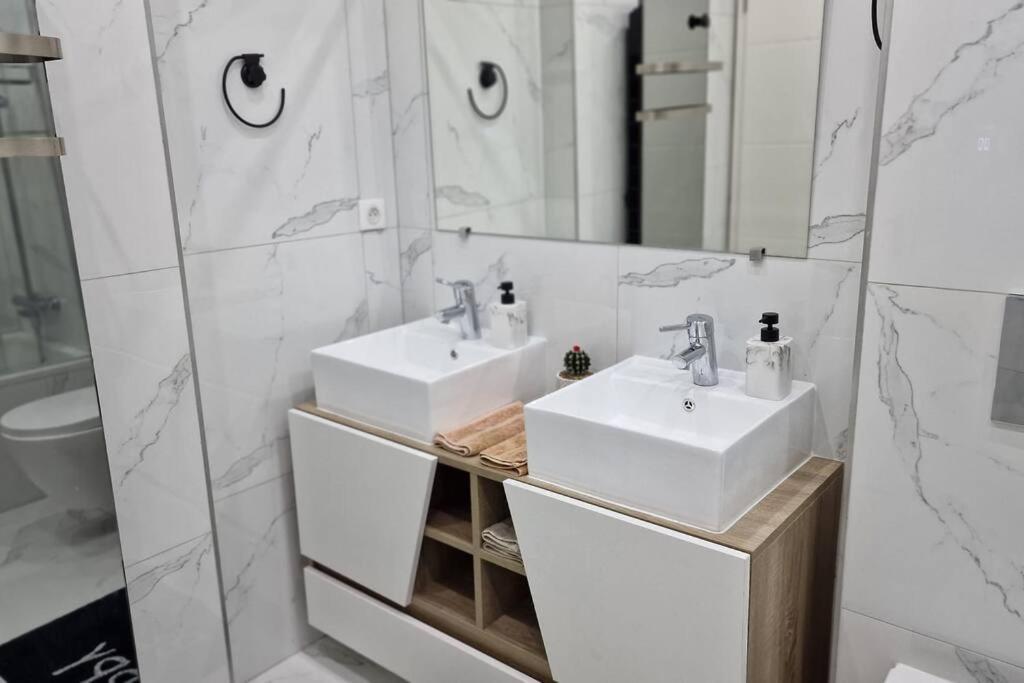 Suite Prestige Logement Neuf Avec Spa Et Ecran De Cinema En Rez De Jardin Colmar Bagian luar foto