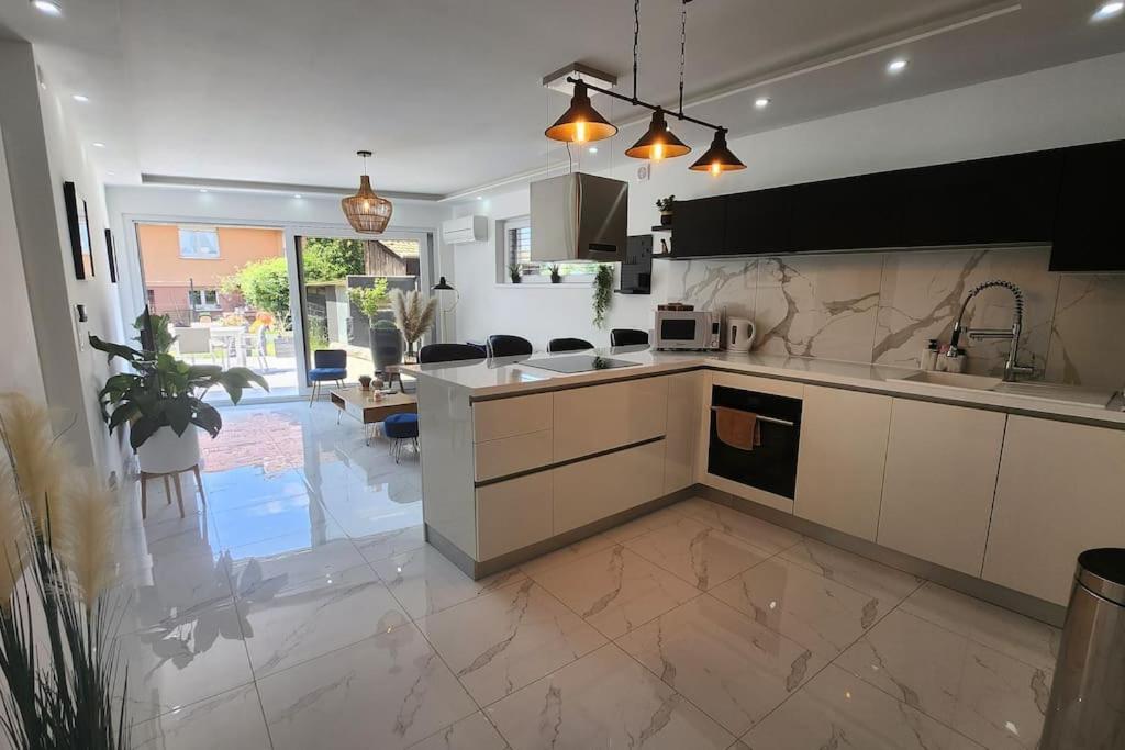 Suite Prestige Logement Neuf Avec Spa Et Ecran De Cinema En Rez De Jardin Colmar Bagian luar foto