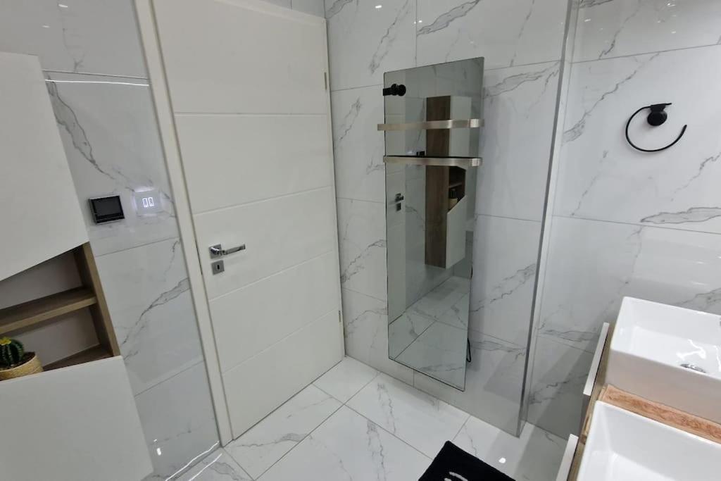 Suite Prestige Logement Neuf Avec Spa Et Ecran De Cinema En Rez De Jardin Colmar Bagian luar foto