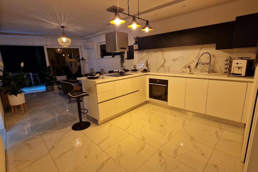 Suite Prestige Logement Neuf Avec Spa Et Ecran De Cinema En Rez De Jardin Colmar Bagian luar foto